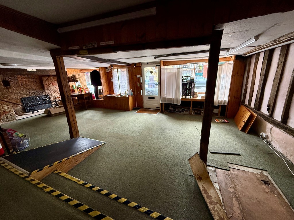Lot: 27 - VACANT COMMERCIAL AND RESIDENTIAL PROPERTY - Front of shop floor